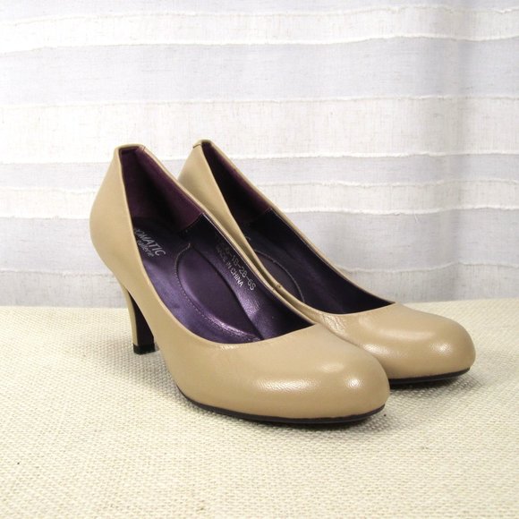 Chromatic Gallerie Nude Smooth Leather Round Toe Pumps - 6 - Picture 1 of 10